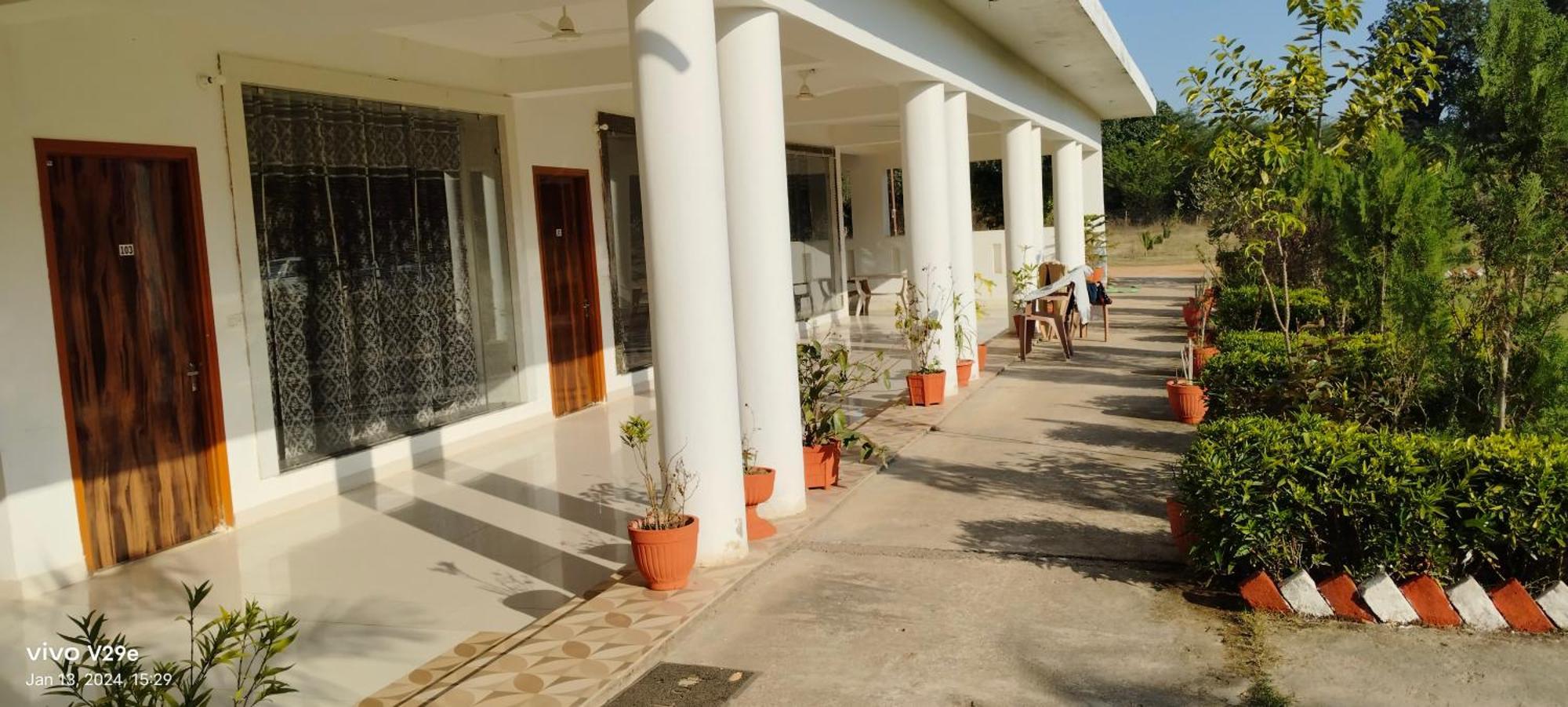 Hotel Radha Rani Mahal Кхаджурахо Экстерьер фото